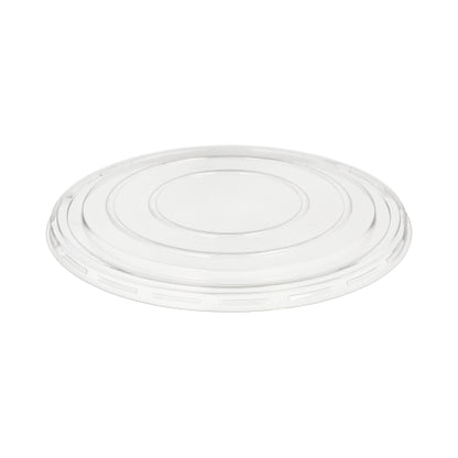 Sur un fond blanc, un couvercle rond et clair Starpak 50 pour bols à salade en R-PET (Ø 18 cm, 1,5 cm) est illustré. Le centre plat et les bords surélevés assurent un stockage sécurisé de votre récipient. Inclus film rétractable (50 pièces).