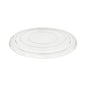 Sur un fond blanc, un couvercle rond et clair Starpak 50 pour bols à salade en R-PET (Ø 18 cm, 1,5 cm) est illustré. Le centre plat et les bords surélevés assurent un stockage sécurisé de votre récipient. Inclus film rétractable (50 pièces).