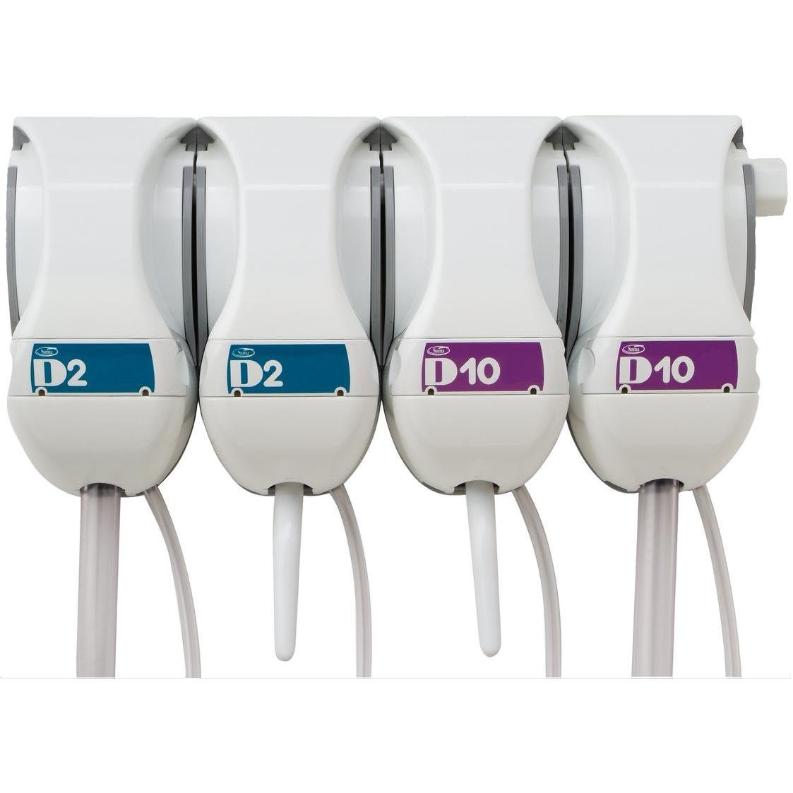 Quatre stations de dosage QFM blanches de Diversey Deutschland GmbH & Co. OHG sont montées côte à côte sur le mur, chacune portant la désignation "D2" (bleu) ou "D10" (violet) et disposent d'une buse et d'un tuyau pour mélanger précisément les solutions de nettoyage et de désinfection.