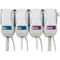 Quatre stations de dosage QFM blanches de Diversey Deutschland GmbH & Co. OHG sont montées côte à côte sur le mur, chacune portant la désignation "D2" (bleu) ou "D10" (violet) et disposent d'une buse et d'un tuyau pour mélanger précisément les solutions de nettoyage et de désinfection.