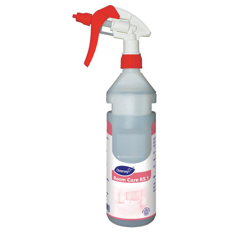 La bouteille de pulvérisation vide Room Care R5.1 Plus de Diversey Deutschland GmbH & Co. OHG dispose d'une bouteille transparente avec une buse rouge et blanche, identifiée comme une solution de pulvérisation de nettoyage efficace.
