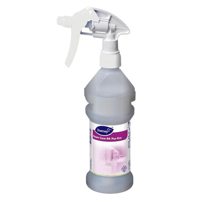 La bouteille vaporisateur Room Care R9 Plus Pur-Eco, vide, de Diversey Deutschland GmbH & Co. OHG, est équipée d'un déclencheur blanc et d'une étiquette blanche et violette avec des pictogrammes de propreté - idéale pour un nettoyage respectueux de l'environnement.