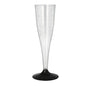 Un verre à pied en polystyrène Starpak clair (0,1 l, Ø 5 cm, 17,5 cm) avec un fond noir est debout sur un fond blanc. L'emballage contient six verres élégants avec un texte vertical discret sur le bord.