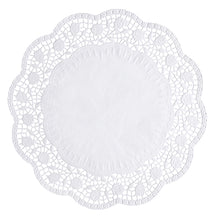 Das PAPSTAR 100 Tortenspitzen rund, weiß von PAPSTAR GmbH ist ein rundes weißes Deckchen mit einem festen Kern und einem filigranen, spitzenartigen Wellenrand mit floralen und geometrischen Mustern aus FSC-zertifiziertem Material.