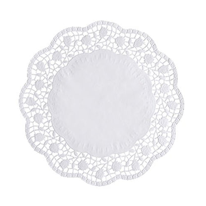 Les PAPSTAR 100 napperons ronds, blancs de PAPSTAR GmbH sont en papier certifié FSC, ont un centre solide et un motif floral délicat sur le bord ondulé.