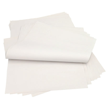 Une pile de PAPSTAR 10 kg de papiers d'emballage, fabriqués à partir de 100 % de cellulose blanche de la PAPSTAR GmbH, avec quelques feuilles légèrement soulevées ou pliées, disposées sur une surface plane.