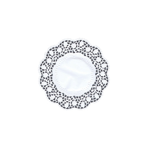 Le napperon pour assiette et tasse PAPSTAR rond 15 cm, blanc (100 pièces) de PAPSTAR GmbH se présente avec un noyau solide et un bord décoratif en dentelle - idéal pour une décoration de table élégante - sur fond blanc.