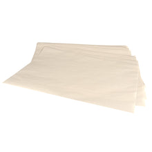 Une pile de PAPSTAR papiers de soie pour bouteilles 1/4 feuille, 50x37,5 cm, blanc (500 feuilles) papier d'emballage de PAPSTAR GmbH étalée sur une surface plane.