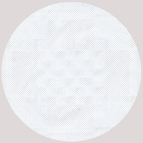 La nappe en papier avec gaufrage damassé (10 m x 1 m) de la PAPSTAR GmbH dispose d'un motif de cercles blancs avec de fines lignes diagonales grises et des motifs en losange, idéale pour les occasions festives, sur un fond gris clair.
