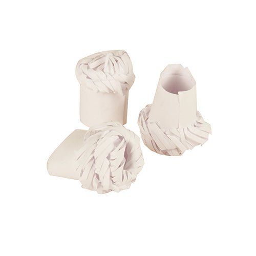 Trois manchons de volaille blancs PAPSTAR (1,8 cm) de la société PAPSTAR se tiennent sur un fond blanc - deux debout, un sur le côté avec des bords froncés. Idéal pour des plats festifs ; la boîte pliante contient 100 pièces.
