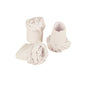 Trois manchons de volaille blancs PAPSTAR (1,8 cm) de la société PAPSTAR se tiennent sur un fond blanc - deux debout, un sur le côté avec des bords froncés. Idéal pour des plats festifs ; la boîte pliante contient 100 pièces.