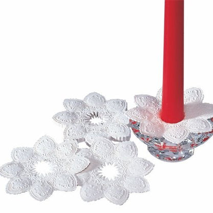 Trois manchettes de bougie rondes et blanches PAPSTAR (Ø 10 cm, film) sont visibles : l'une enroulée autour d'une bougie conique rouge dans un support en verre, deux allongées - et montrent leur design élégant et décoratif de la société PAPSTAR GmbH.