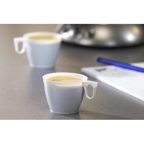 Deux petites tasses à café Starpak (PS, 0,18l, Ø7,8cm, blanc) d'un ensemble de 10 sont remplies de café sur un fond gris, à l'arrière-plan, on peut voir un stylo bleu et une feuille de papier blanche floue.
