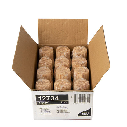 Une boîte ouverte avec douze piles de moules à pâtisserie en papier brun, chacun enveloppé dans du plastique, se trouve à côté d'un distributeur de cure-dents "pure" rond (6,8 cm) de la société PAPSTAR GmbH (200 pièces) dans un support en bois et aide à l'organisation de la cuisine.