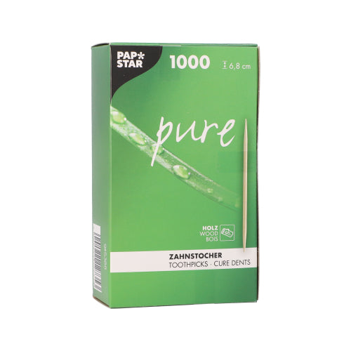 Une boîte verte de la PAPSTAR GmbH avec l'inscription "PAPSTAR cure-dents ronds en bois certifié FSC 'pure', 6,8 cm" contient 1000 cure-dents, montre une image de cure-dents, une feuille verte en diagonale et du texte en allemand, anglais et français.