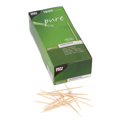 Une boîte verte de PAPSTAR GmbH avec l'inscription "pure" contient 1.800 cure-dents en bois ronds (6,8 cm) dans une coupelle en carton, avec plusieurs cure-dents écologiques éparpillés sur une surface blanche.
