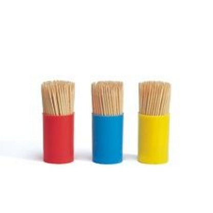 Trois petits conteneurs de la société PAPSTAR GmbH, chacun rempli de PAPSTAR cure-dents ronds en bois (6,8 cm, 450 pièces), sont placés côte à côte dans les couleurs rouge, bleu et jaune de gauche à droite sur un fond blanc uni.