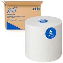 Un grand essuie-main en rouleau Scott® Essential™ 6638 Grand rouleau (1-couche) de Kimberly-Clark GmbH avec une étiquette bleue "6" se tient devant un carton marron portant l'inscription "Professional Essential White Roll Towel" et "6638".