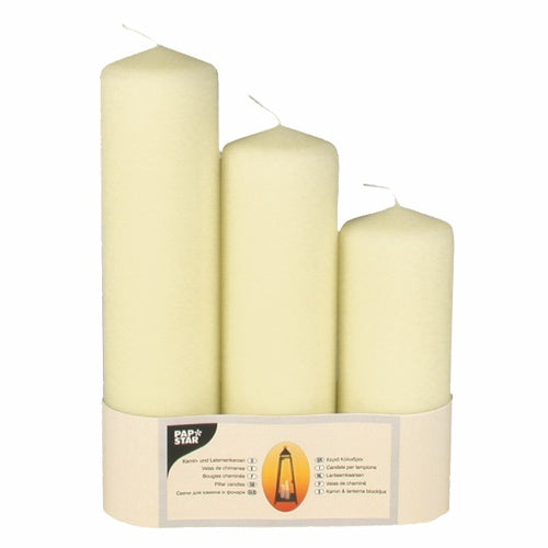 Le pack de 3 bougies pour cheminée et lanterne Starpak Ø 70 mm Ivoire (3 pièces) contient trois bougies en ivoire avec des mèches visibles, regroupées dans un support en carton de marque avec des détails sur le produit, pour garantir une combustion propre.