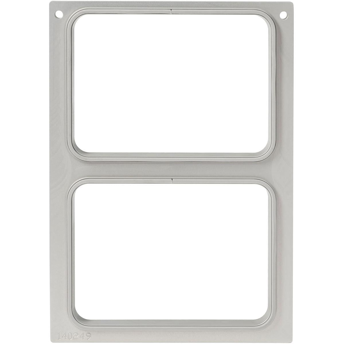 La cassette DF10/20 pour barquettes CPET 510 ml et 670 ml - 2 unités de Duni GmbH est un cadre rectangulaire argenté avec deux ouvertures identiques et quatre trous de fixation par coin, idéal pour la restauration. Ici illustré sur un fond blanc.