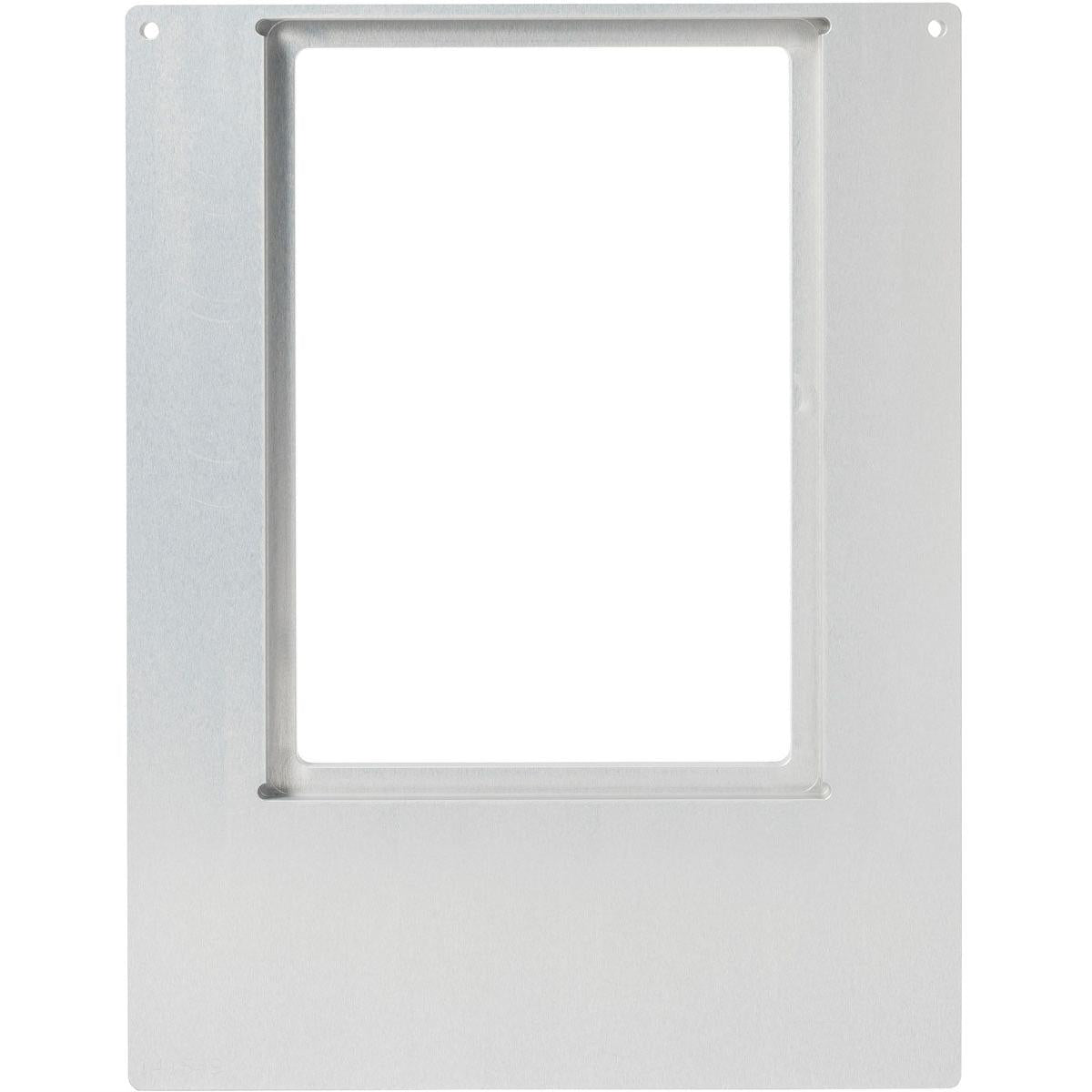 La cassette d'adaptation pour les cassettes DF10 et DF20 de Duni GmbH est une plaque de montage rectangulaire en métal avec une grande ouverture au centre et quatre trous d'angle, idéale pour visser ou fixer. La surface est lisse et semble non traitée. Emballage : 1 pièce.