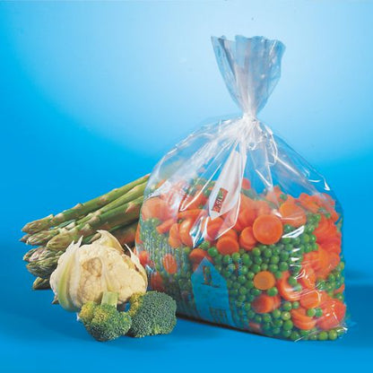 Un sac de congélation Starpak transparent de 60 (LLDPE, 4 l, 40 x 25 cm), rempli de légumes mélangés congelés, repose sur une surface bleue à côté d'asperges fraîches, de chou-fleur et de brocoli.