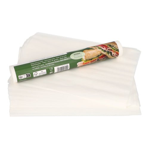 Un rouleau de papier sulfurisé PAPSTAR 25x30 cm, 100 feuilles, blanc | La bande (100 feuilles) de PAPSTAR GmbH repose sur une pile de feuilles, étiquetée avec des informations sur le produit - idéal pour emballer des sandwichs ou des collations.