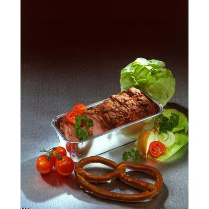 Sur un plateau rectangulaire Starpak 10 (1,09 l, 6 cm x 10,2 cm x 23 cm) se trouvent des tranches de pain de viande avec des tomates et du persil. Autour du plateau, il y a de la salade, des tomates cerises, un bretzel et une moitié d'oignon, garnis de persil et de tomates.