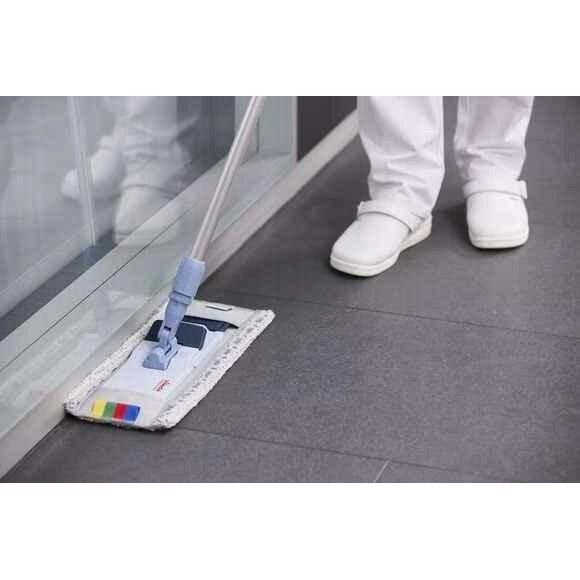 Une personne en pantalon et chaussures blancs nettoie un sol carrelé sombre près d'une paroi vitrée avec la vadrouille Vileda Professional CombiSpeed Pro r-MicroLite Max (40 cm ou 50 cm) de Vileda GmbH.