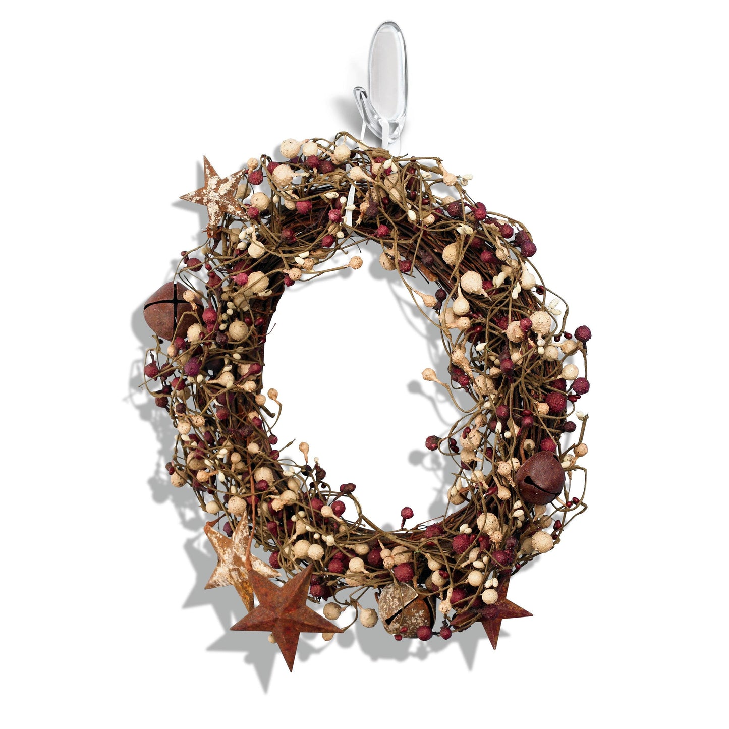 Ein rustikaler Zweigkranz mit braunen Jingle Bells, roten und cremefarbenen Beeren und Metallsternen hängt an einem 3M Command™ Haken M, transparent (17091CLR), von 3M Deutschland GmbH, vor einem weißen Hintergrund.