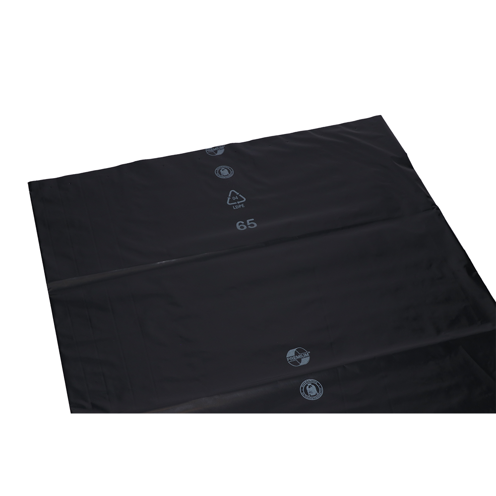 Eine große, flache schwarze Kunststoffplatte, wie die DEISS Premium Müllsäcke 120L by EMIL DEISS KG (700x1100x0,1mm), mit Recyclingsymbolen und der Zahl 65 in weiß, liegt auf weißem Grund.