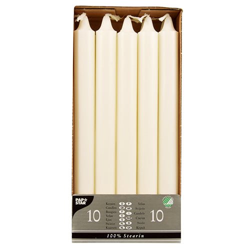 Un paquet de 10 bougies coniques PAPSTAR (Ø 2,2 cm, 24 cm, blanc, 100% stéarine) est debout dans un plateau en carton avec une étiquette partiellement transparente au fond, montrant du texte et des symboles. Marque : PAPSTAR GmbH.