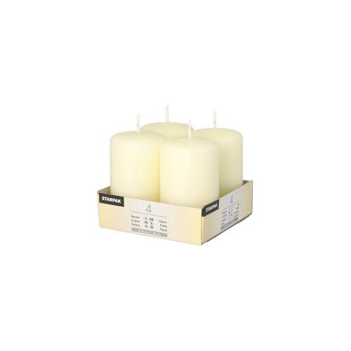 Quatre bougies piliers Starpak 4 non utilisées Ø 50 mm · 80 mm « Ivory » à tête plate se tiennent debout dans un plateau en carton étiqueté, les mèches non brûlées, sur un fond blanc simple.