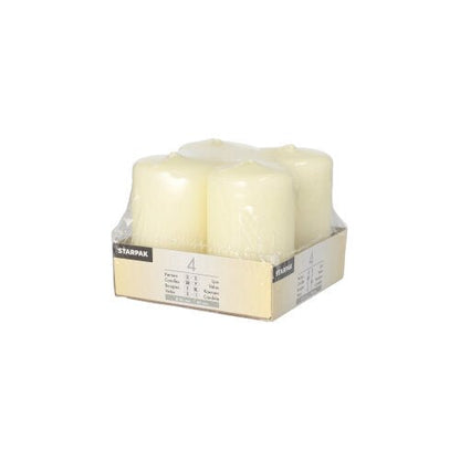 Quatre bougies du type « Starpak 4 bougies piliers Ø 50 mm · 80 mm Ivory à tête plate » sont emballées dans un plateau en carton carré avec un film plastique transparent et une étiquette « STARKPAK », le tout sur un fond blanc simple.
