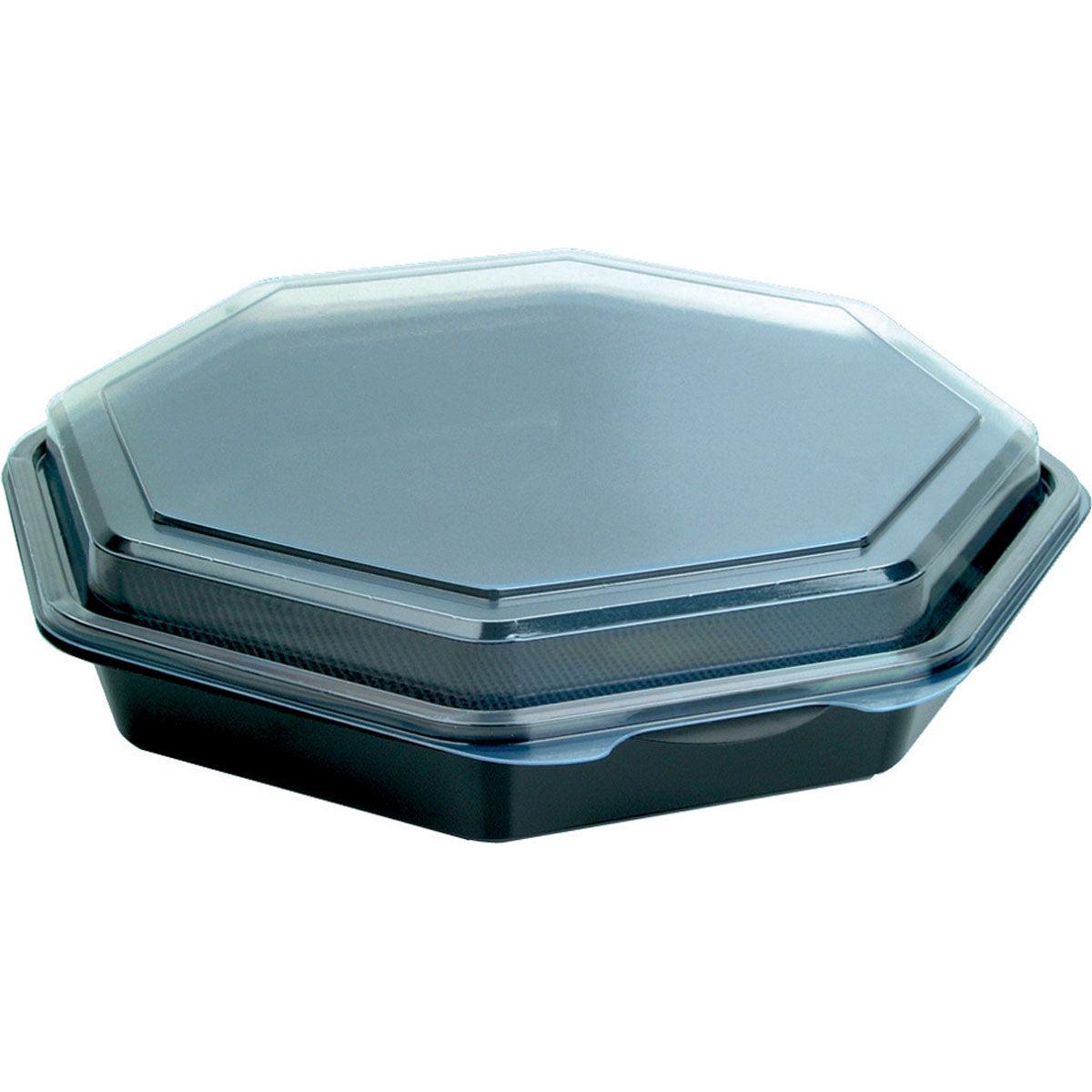 Ein geschlossener Octaview® Schwarz/Transparent PS 230x230x50 Takeout-Behälter der Duni GmbH (C&C Packung mit 127766), mit klarem achteckigem Deckel, ist schräg auf weißem Hintergrund abgebildet.