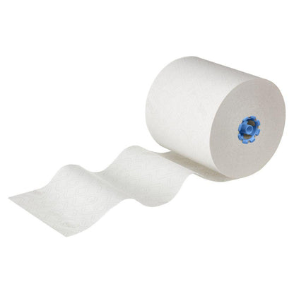 Un essuie-main en rouleau Scott® Essential™ 6638 Grand rouleau 1-couche de Kimberly-Clark GmbH, partiellement déroulé, blanc avec un noyau bleu et technologie Airflex, est illustré devant un fond blanc uni.