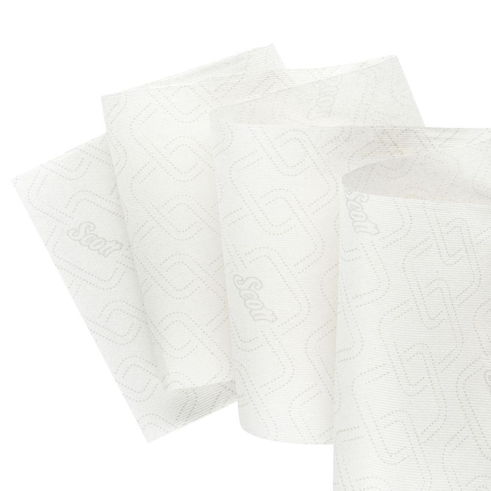 Six essuie-mains en rouleau Scott® Essential™ 6638 Grand rouleau de Kimberly-Clark GmbH sont représentés avec un motif géométrique subtil et le logo "Scott", qui se répète faiblement sur chaque rouleau de papier essuie-main blanc 1-couche.