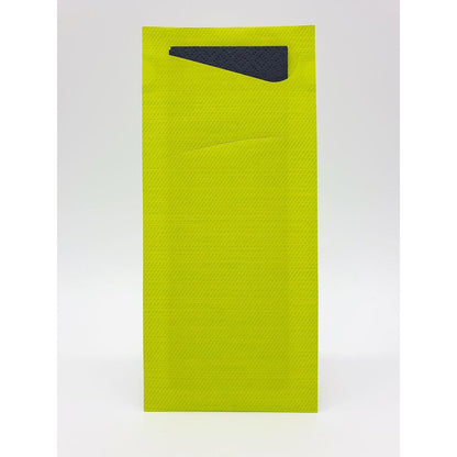 Ein rechteckiges gelbes Sacchetto Zelltuch 190 x 85 mm der Duni GmbH steht aufrecht vor einem weißen Hintergrund, seine schwarze dreieckige Klappe ist teilweise über den oberen Rand gefaltet.