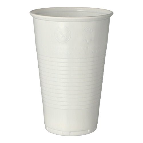 Un gobelet Starpak blanc (0,5l, 9,5cm Ø, 13,7cm de haut) avec un bord en mousse en polypropylène avec des rainures horizontales est debout sur un fond blanc. Disponible en paquets de 50 pièces dans un emballage en film plastique.
