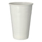 Un gobelet Starpak blanc (0,5l, 9,5cm Ø, 13,7cm de haut) avec un bord en mousse en polypropylène avec des rainures horizontales est debout sur un fond blanc. Disponible en paquets de 50 pièces dans un emballage en film plastique.