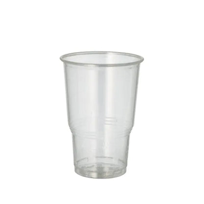 Le gobelet à boissons froides PAPSTAR 70, PLA "pure" clair comme du cristal avec bord en mousse de PAPSTAR GmbH se tient debout devant un fond blanc simple et présente son design respectueux de l'environnement, idéal pour servir des boissons froides.