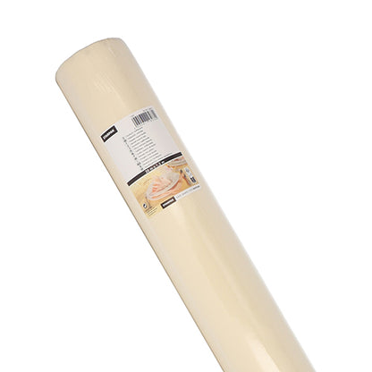 Un gros plan de la nappe Starpak, similaire au tissu, Airlaid 20 m x 1,2 m dans un emballage transparent avec code-barres et étiquette de produit, mettant en avant son apparence similaire au tissu.