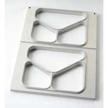 Die Duni GmbH Kassette DF15/25 ist eine hellgraue PP-Transportform mit zwei identischen Ausschnitten, die jeweils drei durch erhöhte Trennwände getrennte Fächer aufweisen und mit den Caterline-Schalen 350/225/170, 445/280/205 und 530/325/235 ml kompatibel sind.