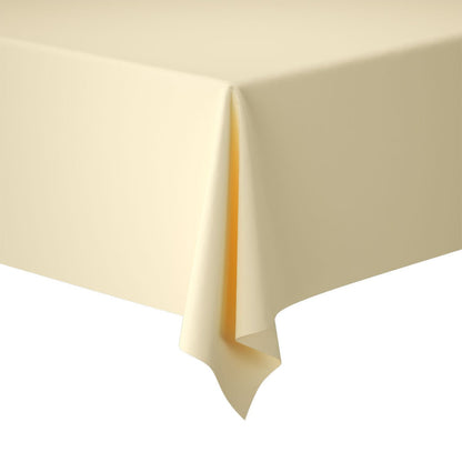 Gros plan sur un coin de table rectangulaire, drapé d'une nappe Evolin de Duni GmbH 127 x 220 cm en beige clair ou crème, dont les bords pendent uniformément ; le fond est blanc.
