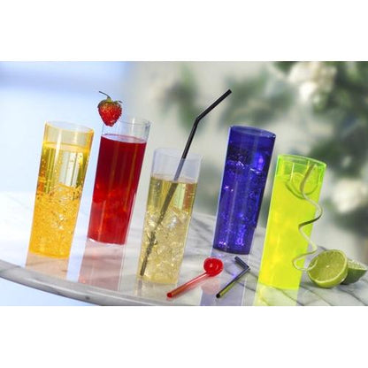 Cinq long drinks colorés sont disposés dans des verres réutilisables Starpak 10 pour long drinks de Starpak sur une table ronde en marbre : Jaune, Rouge, Jaune clair avec une paille noire, Bleu et Vert néon avec une garniture de lime – plus une fraise avec une paille torsadée.