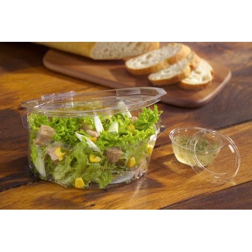 Ein durchsichtiger Starpak PS-Behälter (50 ml, Ø 6,7 cm) aus dem 100-teiligen Dressingschalen-Set fasst gemischten grünen Salat, Mais und Thunfisch auf einer Holzoberfläche mit geschnittenem Brot – ideal für Fans der frischen Gastronomie.