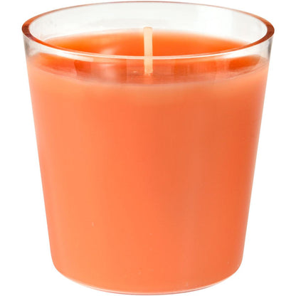 Eine Nahaufnahme der Nachfüller Switch & Shine von Duni GmbH, eine orangefarbene Wachskerze (ca. 30h, 65 x 65 mm) in einem klaren Glasbehälter, mit einem zentrierten Docht auf der glatten, unbeleuchteten Oberfläche für eine lange Brenndauer.