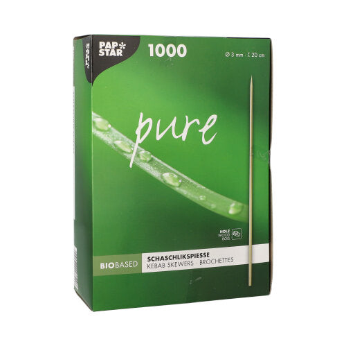 Une boîte verte avec l'inscription "PAPSTAR brochettes en bois pure" (Ø 3 mm, 20 cm, 1000 pièces) de la PAPSTAR GmbH montre une brochette et un gros plan d'une plante verte fraîchement arrosée.