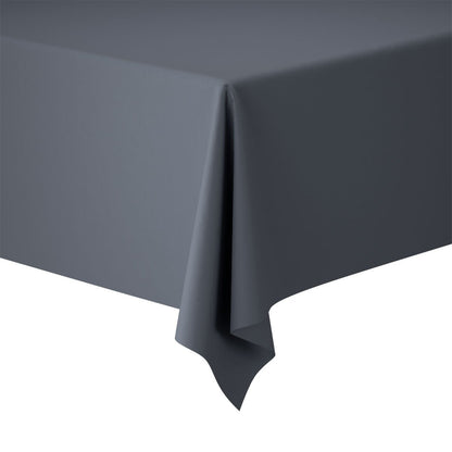 Gros plan sur le coin d'une table rectangulaire avec une nappe Evolin de Duni GmbH (127 x 220 cm) en gris foncé. La nappe de haute qualité tombe doucement avec des plis soignés devant un fond blanc.