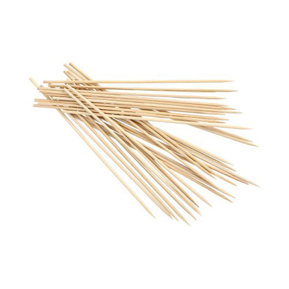 Sur un fond blanc sont éparpillées PAPSTAR 1000 brochettes en bambou «pure» de la PAPSTAR GmbH. Les brochettes en bambou fines, longues et pointues sont écologiques – parfaites pour un barbecue durable.